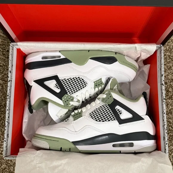 Women’s Jordan Seafoam 4s - Picture 4 of 7